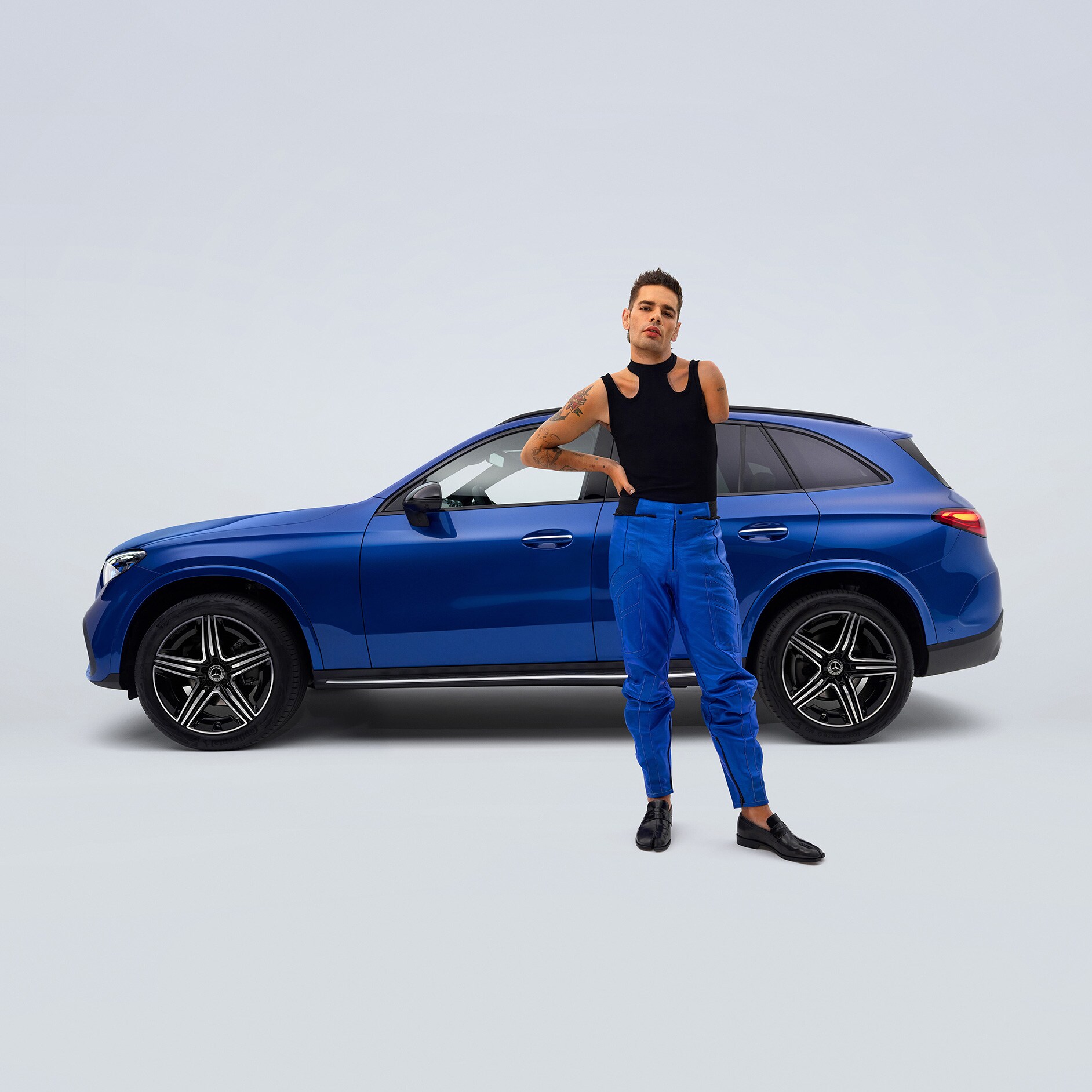Direcție și operare asistate | Sisteme de asistență la rulare | Mercedes-Benz Modelul Mercedes-Benz GLC SUV transformat pentru persoanele cu dizabilități într-o vedere laterală și un bărbat cu proteză de picior în prim-plan.