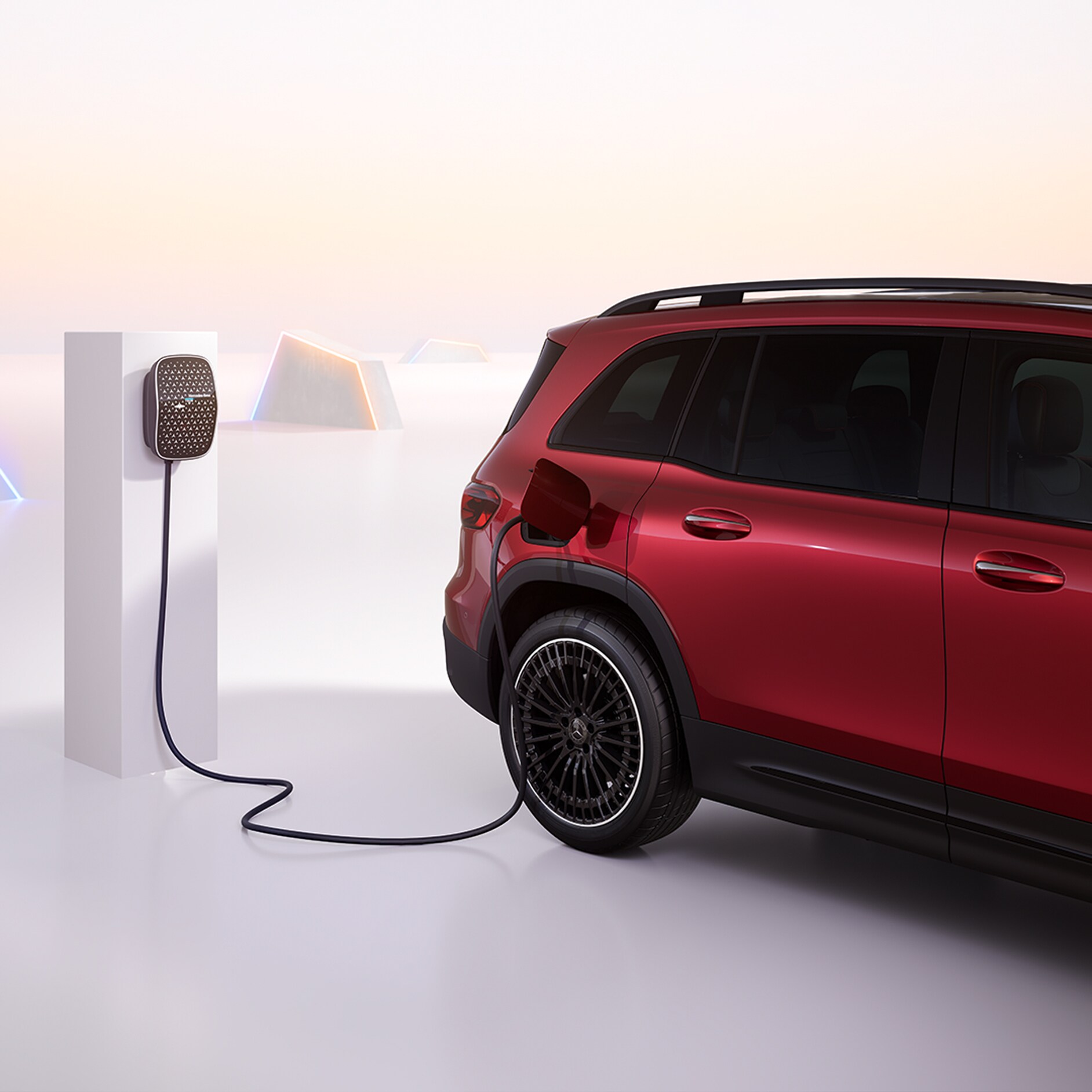 Încărcare | Autovehicule electrice | Mercedes-Benz Modelul electric EQB încărcându-se la o stație Mercedes Benz Wallbox.