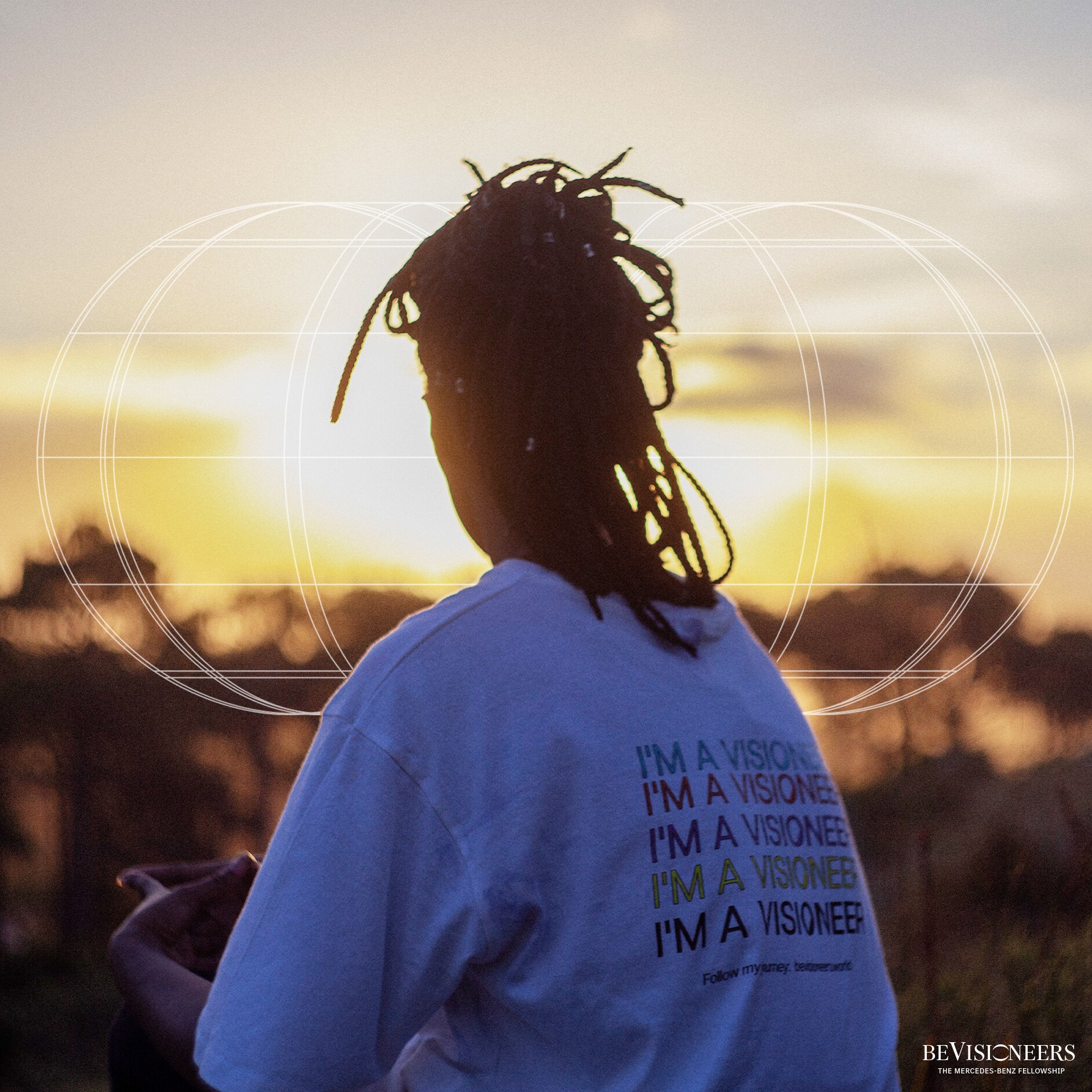 Mercedes-Benz | Pământ Apă Aer | beVisioneers Femeie surprinsă din spate admirând apusul, purtând un tricou beVisioneers.