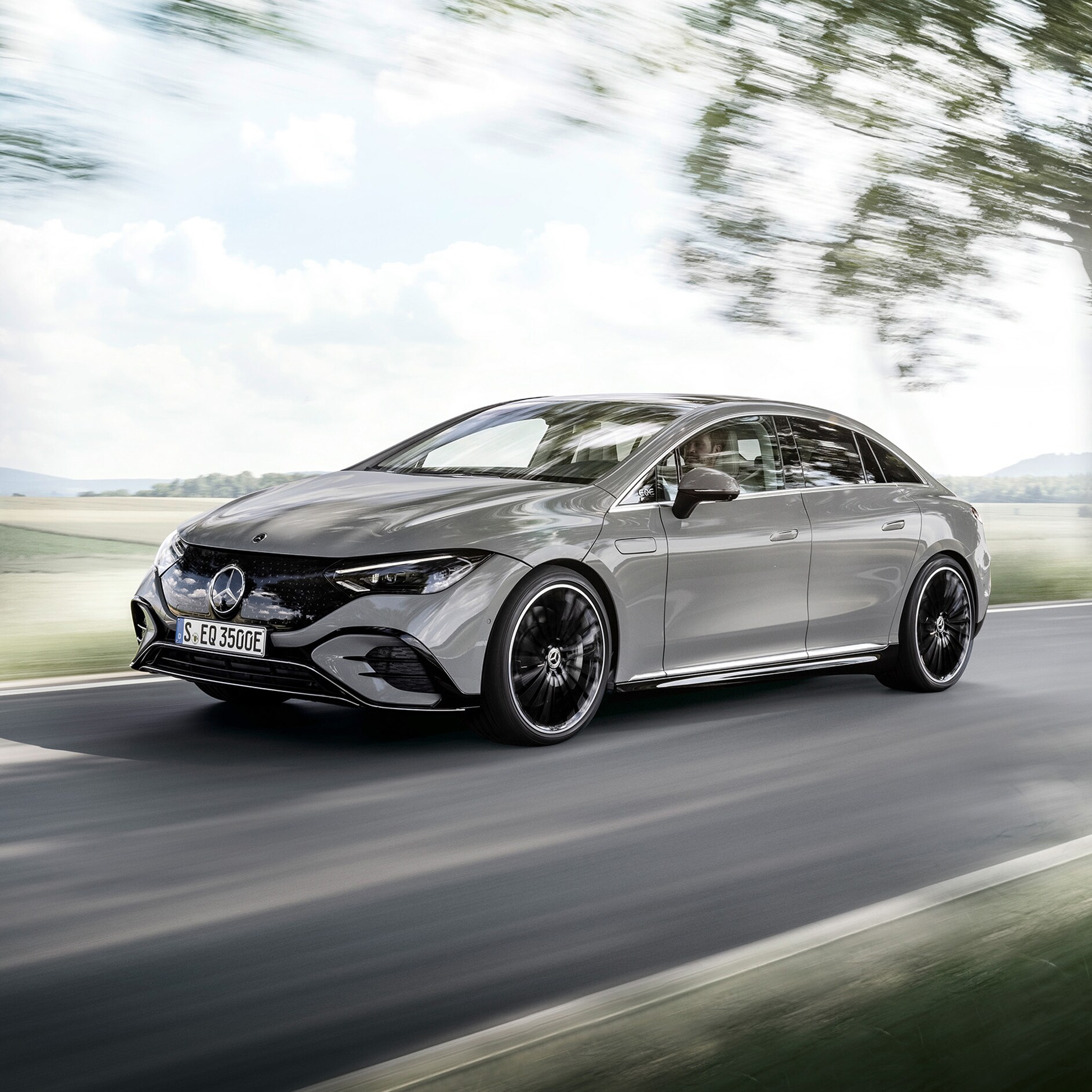 Mercedes-Benz | Pământ Apă Aer | EQS Vedere laterală frontală a modelului EQS pe un drum de țară