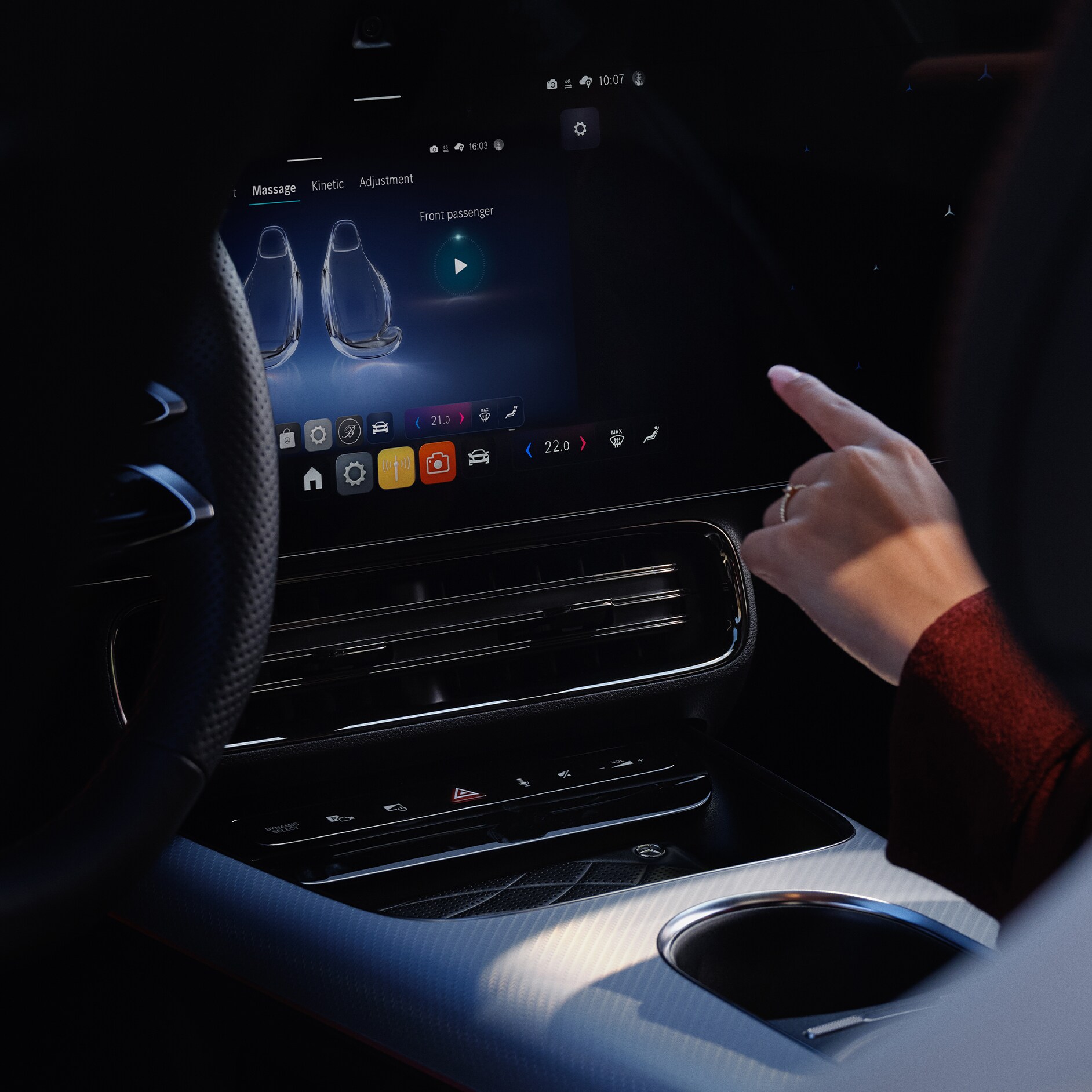 Personalizare | Sistem multimedia MBUX | Mercedes-Benz Sistemul multimedia MBUX afișând opțiuni de personalizare în interiorul unui autovehicul Mercedes-Benz.