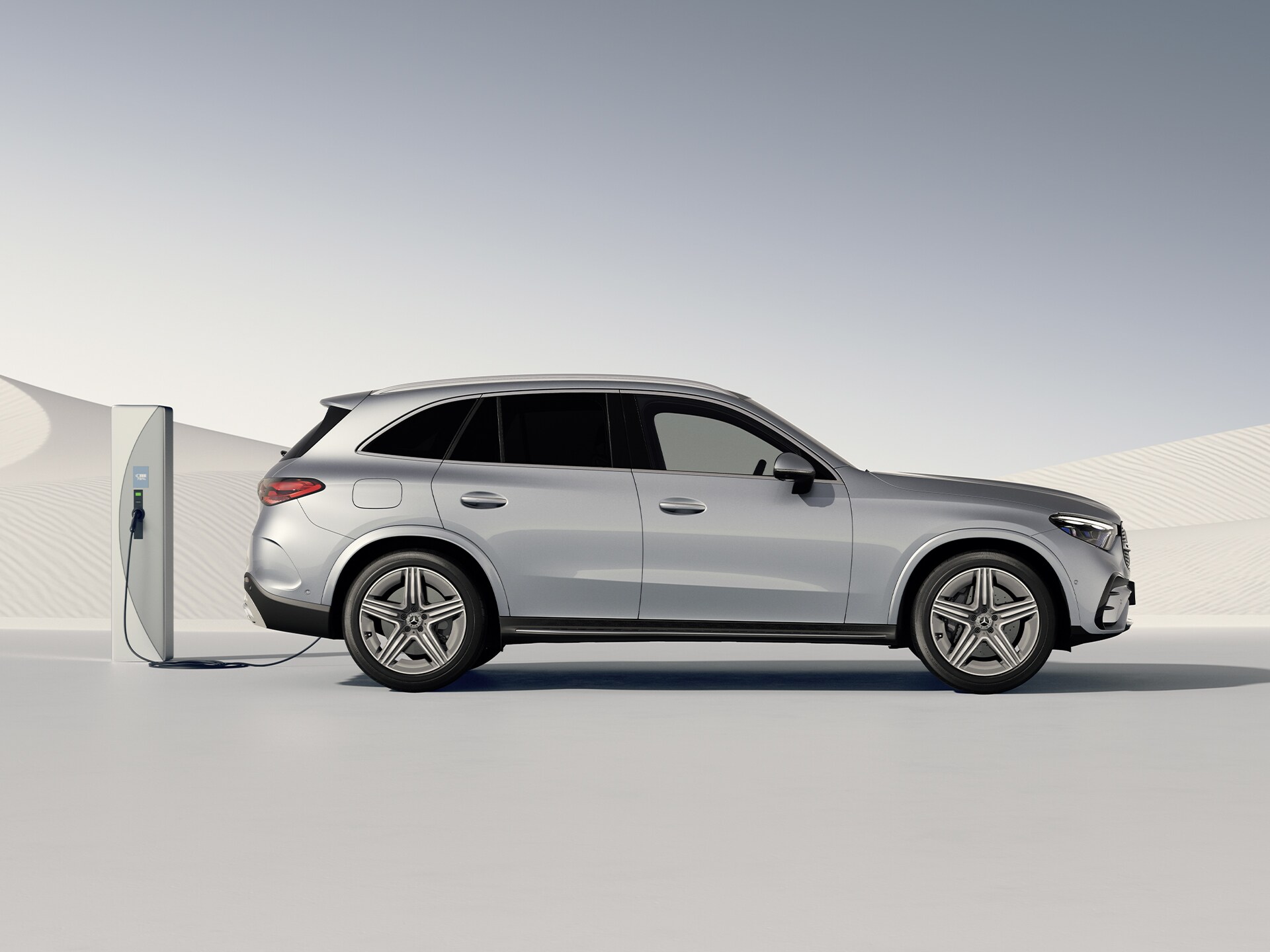 Autonomie | Modele plug-in hybrid | Mercedes-Benz Modelul GLC SUV Plug-in Hybrid dintr-o perspectivă laterală, la o stație de încărcare.