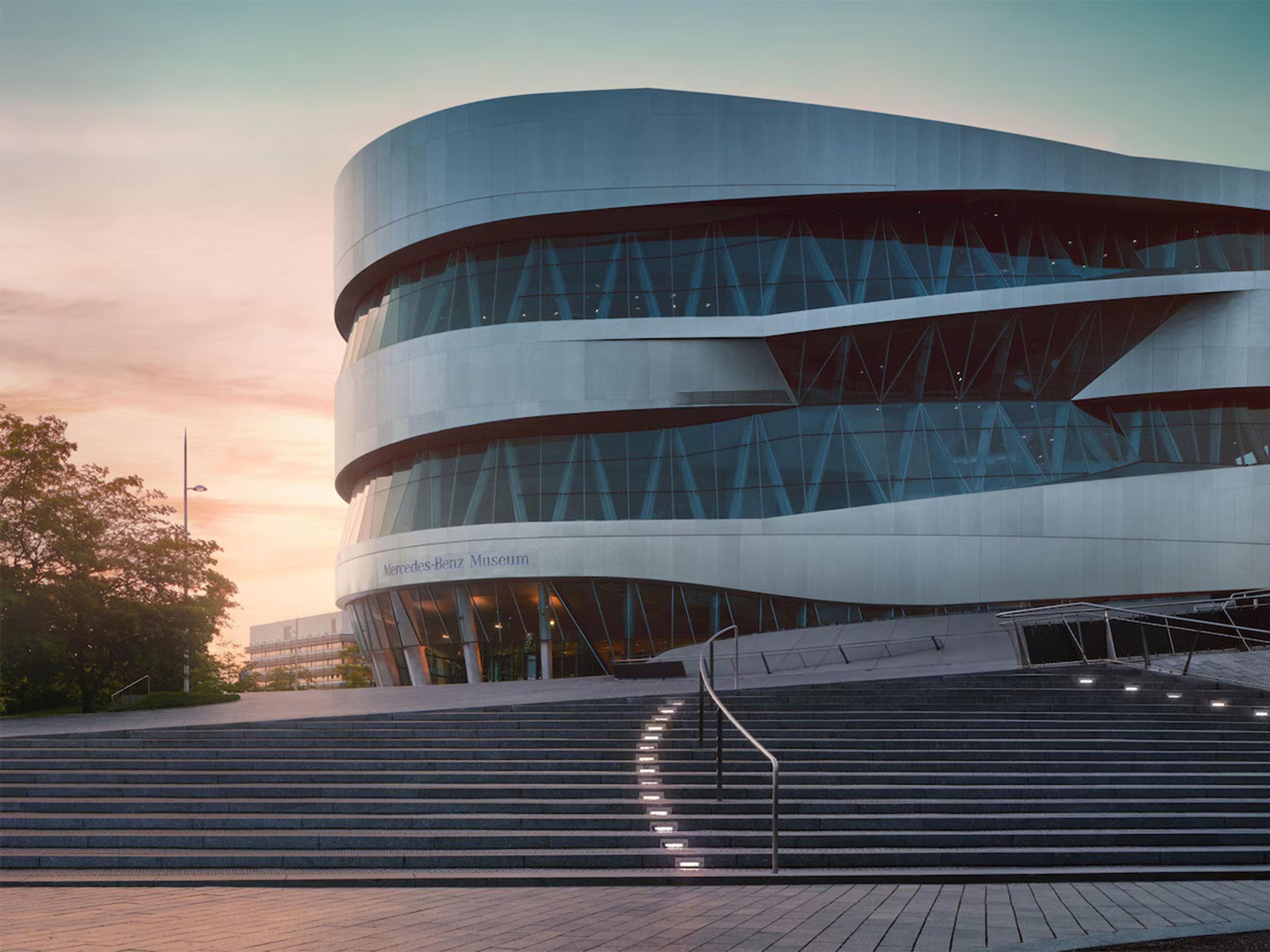Muzeul Mercedes-Benz din Stuttgart | Mercedes-Benz Vedere din exterior a muzeului Mercedes-Benz din Stuttgart.