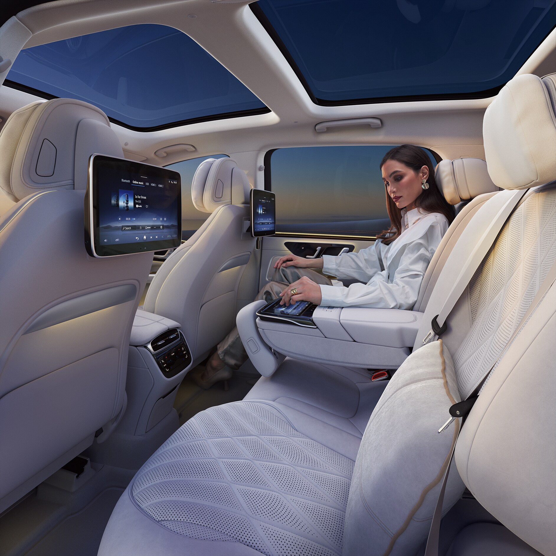 Interiorul spate al unui SUV Mercedes-Benz EQS. Interiorul spate al unui SUV Mercedes-Benz EQS.