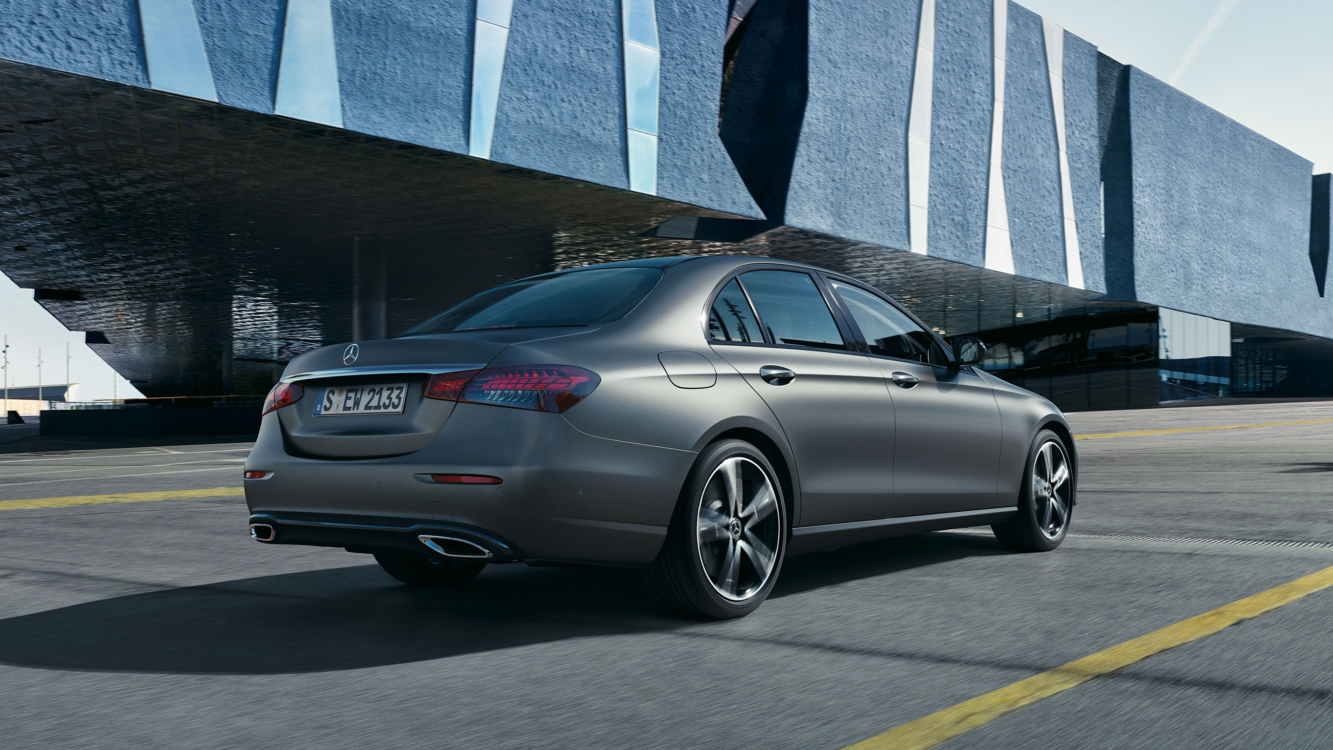 Mercedes-Benz Intelligent Drive: autovehicule disponibile cu Intelligent Drive Mercedes-Benz Clasa E Limuzină, vedere spate-laterală în trafic urban